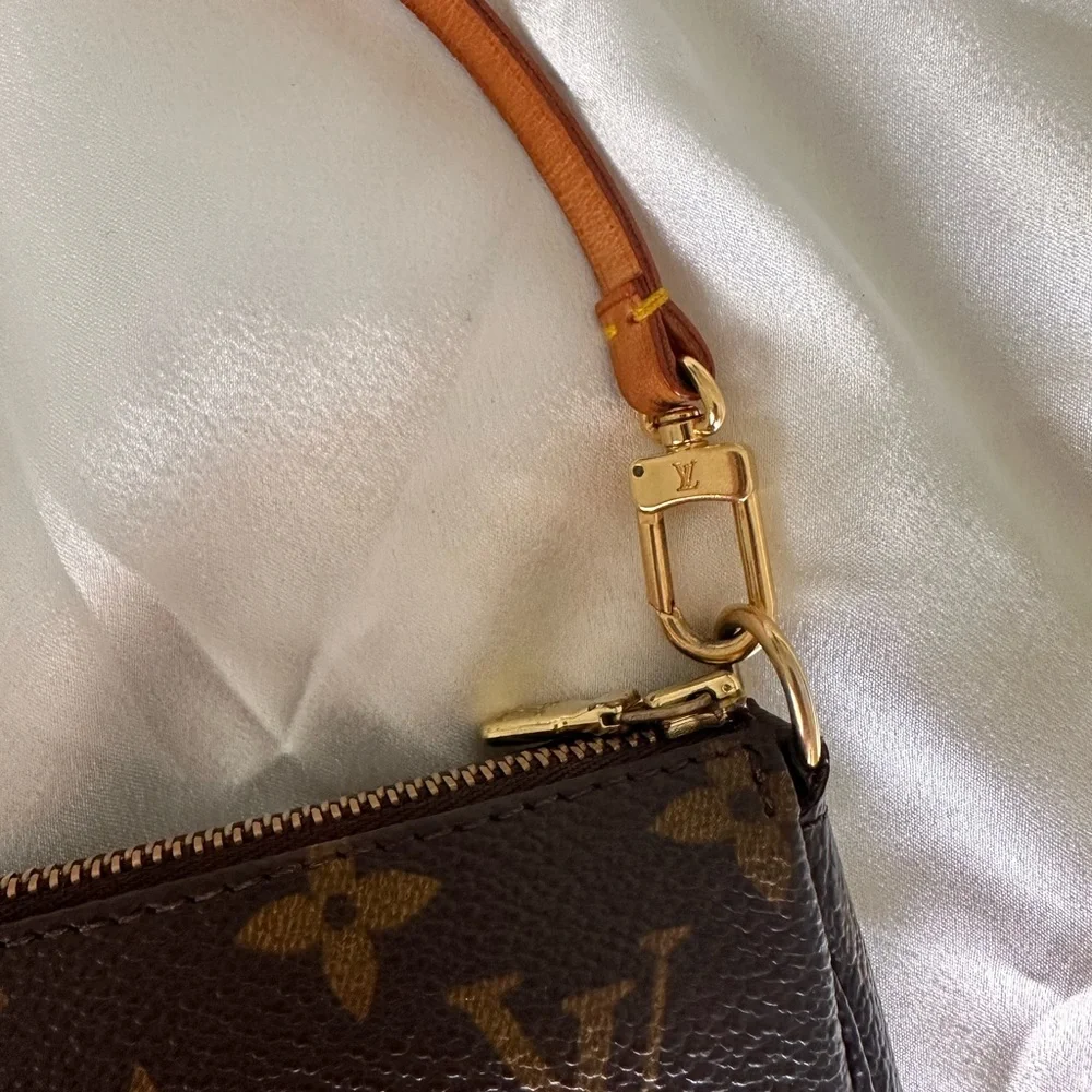 Louis Vuitton Monogram Canvas pochette Shoulder Bag